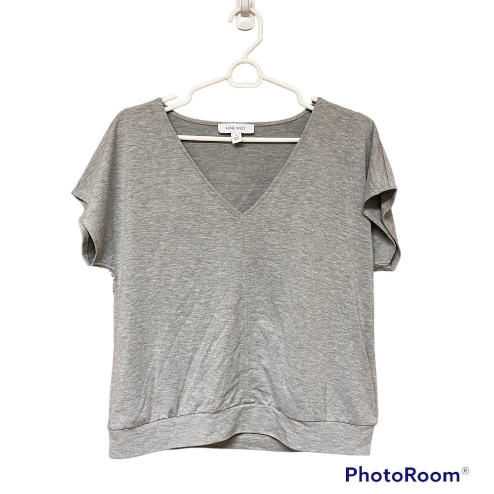◽️NINE WEST: Women’s size S, gray short sleeve v-neck, slightly cropped blouse◽️